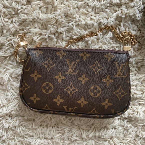 F*KE LV BAG SET. Like new, no scratches,marks,or any signs of wear! - Picture 6 of 9